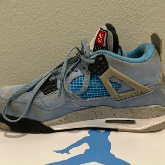 Selling Jordan retro 4 university blue